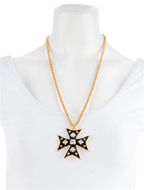 maltese cross pendant necklace